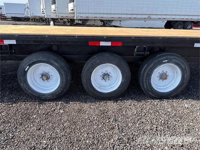 PJ Trailers Trailers Tri/A Gooseneck Flatbed Trailer Platformas/izkraušana no sāniem