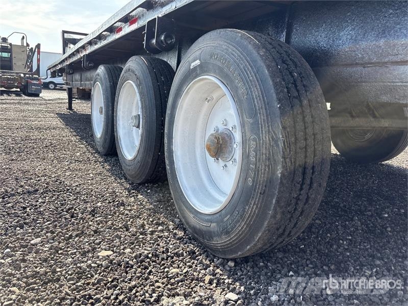 PJ Trailers Trailers Tri/A Gooseneck Flatbed Trailer Platformas/izkraušana no sāniem