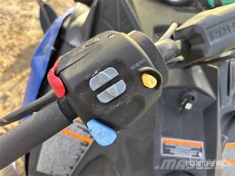 Polaris 550 Indy Voyageur Snowmobile (Inoperable) Schneemobile
