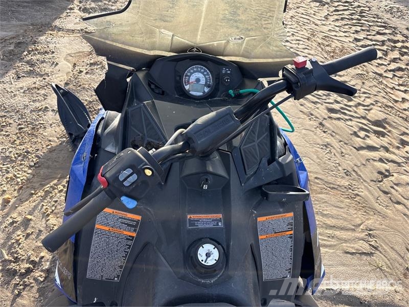 Polaris 550 Indy Voyageur Snowmobile (Inoperable) Schneemobile