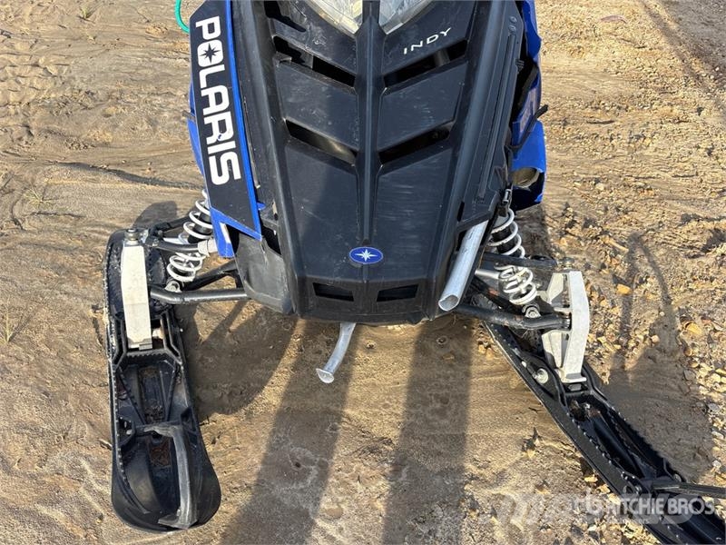 Polaris 550 Indy Voyageur Snowmobile (Inoperable) Schneemobile