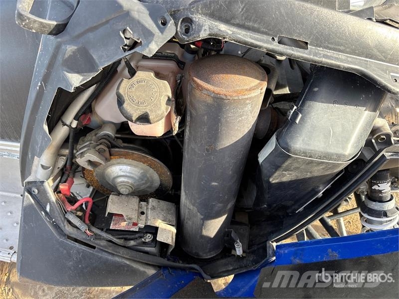 Polaris 550 Indy Voyageur Snowmobile (Inoperable) Schneemobile