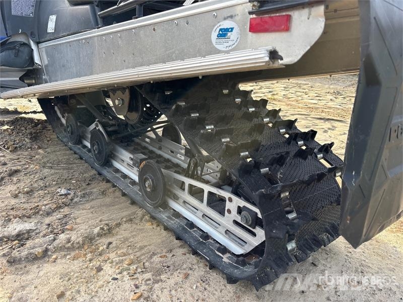 Polaris 550 Indy Voyageur Snowmobile (Inoperable) Schneemobile
