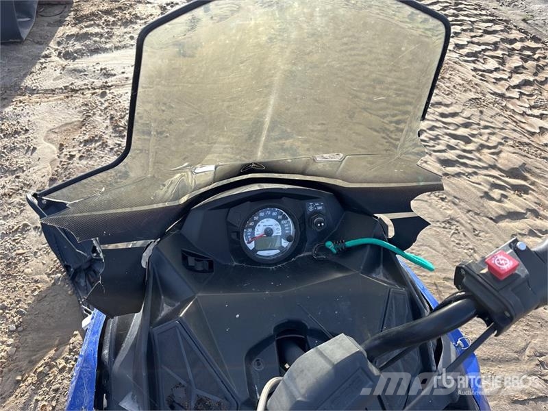 Polaris 550 Indy Voyageur Snowmobile (Inoperable) Schneemobile