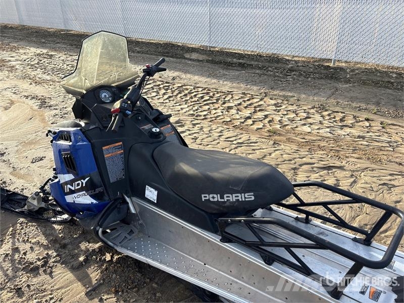 Polaris 550 Indy Voyageur Snowmobile (Inoperable) Schneemobile