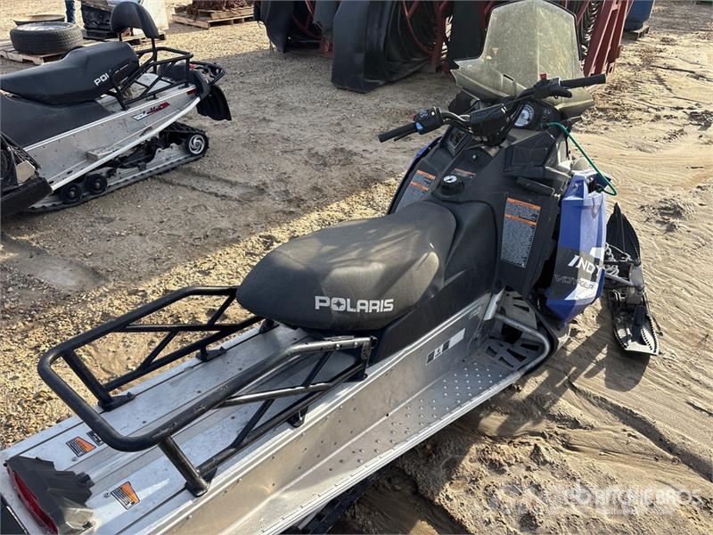 Polaris 550 Indy Voyageur Snowmobile (Inoperable) Schneemobile