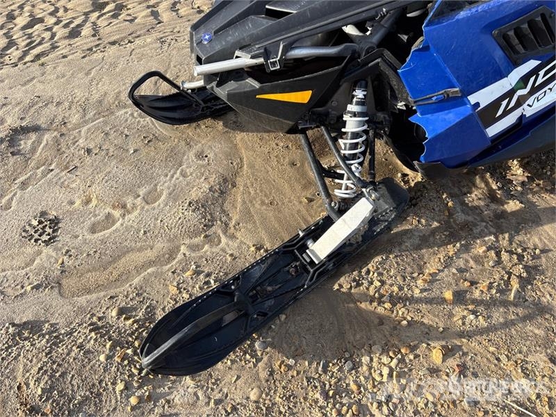 Polaris 550 Indy Voyageur Snowmobile (Inoperable) Schneemobile