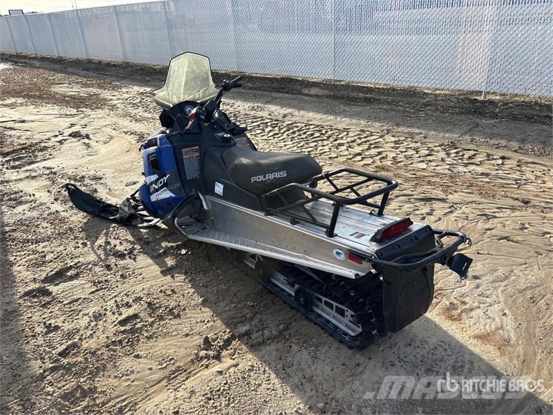 Polaris 550 Indy Voyageur Snowmobile (Inoperable) Schneemobile