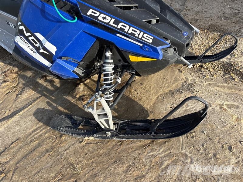 Polaris 550 Indy Voyageur Snowmobile (Inoperable) Schneemobile