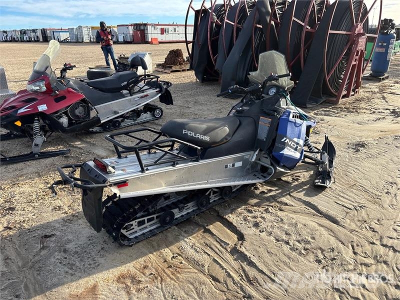 Polaris 550 Indy Voyageur Snowmobile (Inoperable) Schneemobile