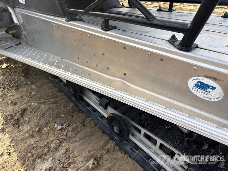Polaris 550 Indy Voyageur Snowmobile (Inoperable) Schneemobile