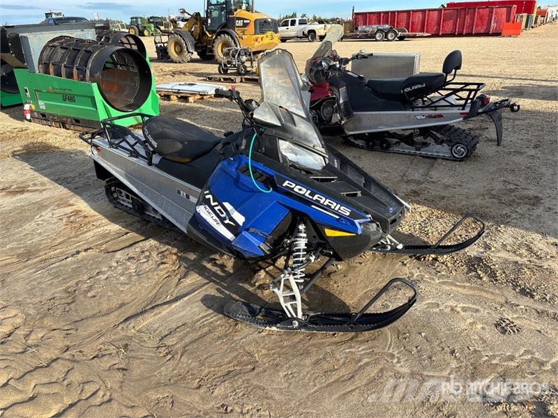 Polaris 550 Indy Voyageur Snowmobile (Inoperable) Schneemobile