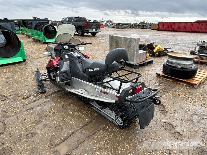 Polaris 550 IQ Snowmobile (Inoperable) Schneemobile