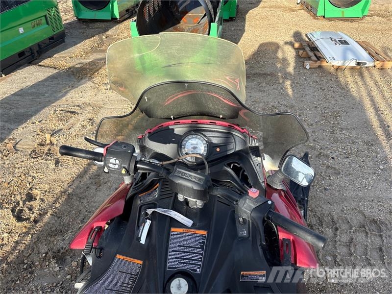 Polaris 550 IQ Snowmobile (Inoperable) 雪地摩托车