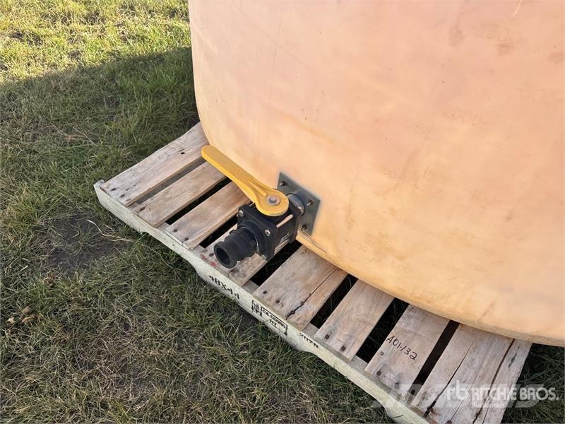 Pool 1200 gal Poly Water Tank Fuel and additive tanks