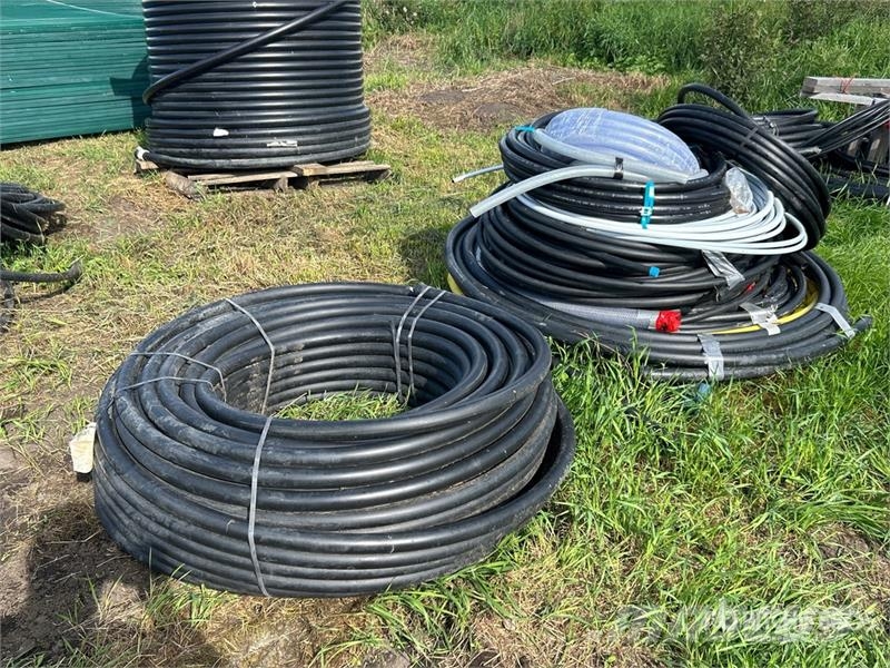  Quantity of 1/2 in - 1 3/4 in Utility Hoses Drugi deli