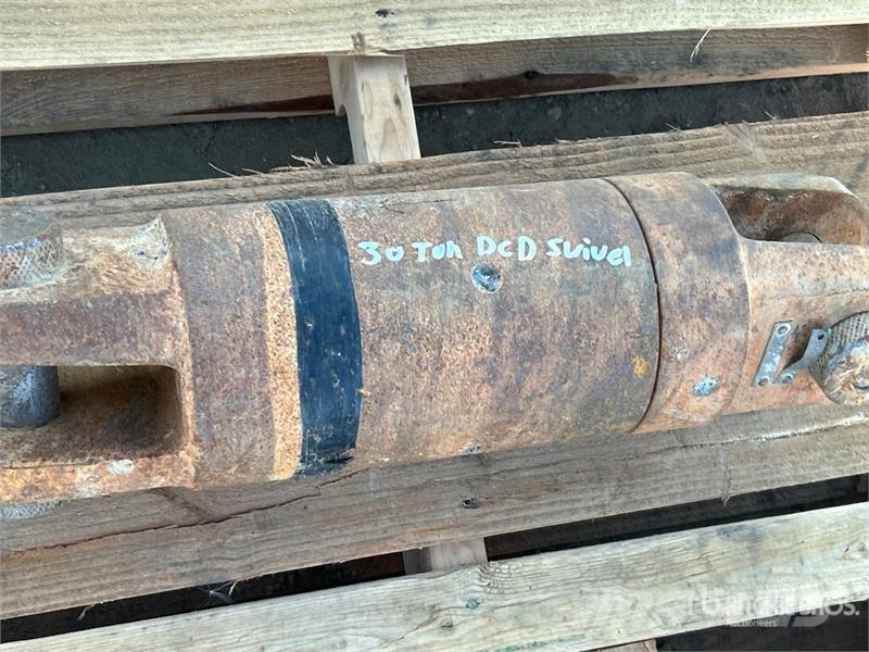 Quantity of (1) 30 Ton & (1) 50 Ton DCD Swivel Predelovalna oprema