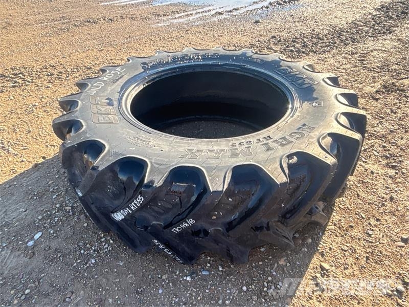 Quantity of (1) BKT 520/85R38 Tires Pneus, Rodas e Jantes