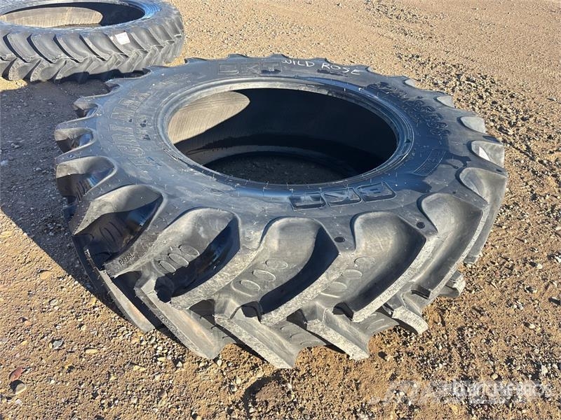 Quantity of (1) BKT 520/85R38 Tires Pneus, Rodas e Jantes