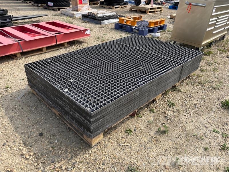 Quantity of (10) 6.5 ft x 4 ft x 1 in Molded Grati Drugi deli