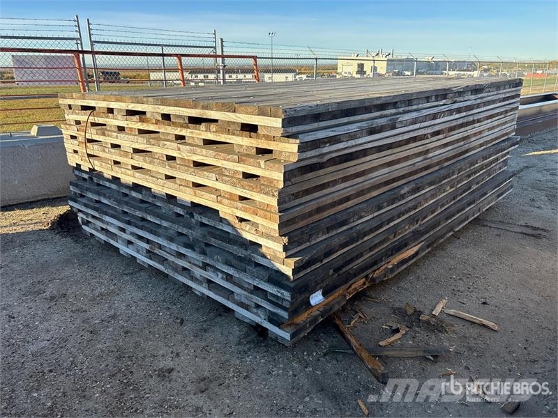 Quantity of (10) 7 ft x 12 ft 10 in x 3 in Wood Ma Accessoires et pièces pour foreuse