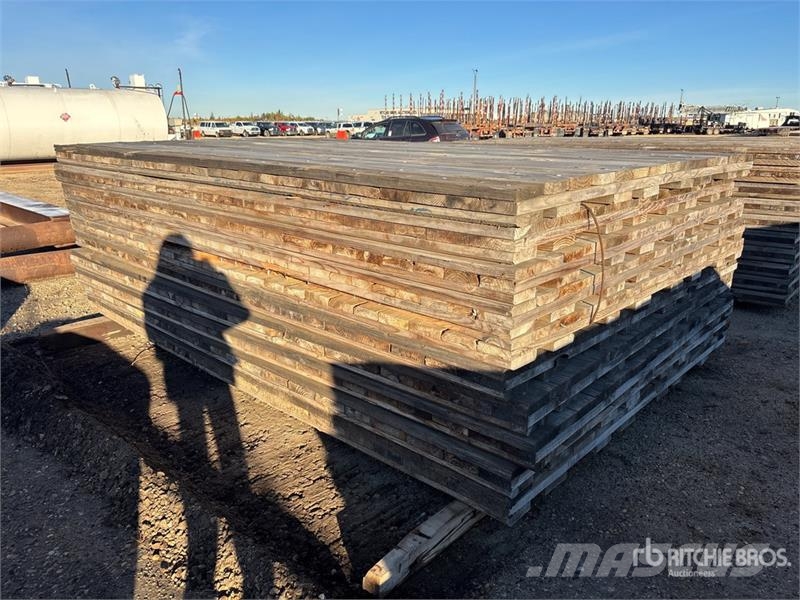 Quantity of (10) 7 ft x 12 ft 10 in x 3 in Wood Ma Accessoires et pièces pour foreuse