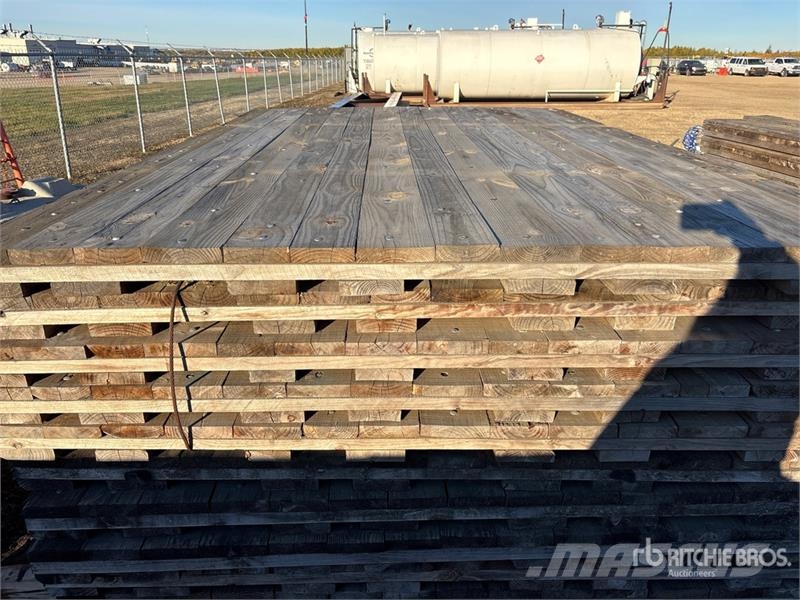 Quantity of (10) 7 ft x 12 ft 10 in x 3 in Wood Ma Accessoires et pièces pour foreuse