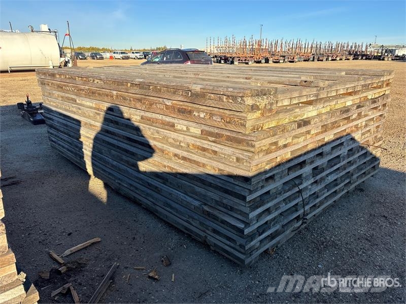 Quantity of (10) 7 ft x 12 ft 10 in x 3 in Wood Ma Accessoires et pièces pour foreuse