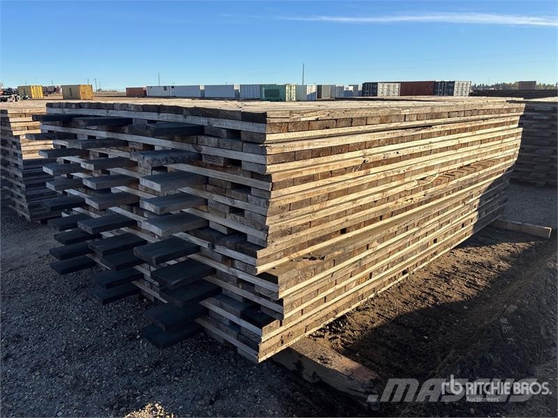 Quantity of (10) 7 ft x 12 ft 10 in x 3 in Wood Ma Accessoires et pièces pour foreuse