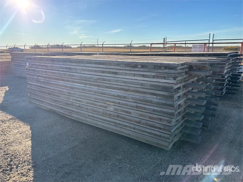 Quantity of (10) 7 ft x 12 ft 10 in x 3 in Wood Ma Accessoires et pièces pour foreuse