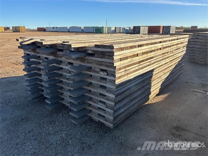 Quantity of (10) 7 ft x 12 ft 10 in x 3 in Wood Ma Accessoires et pièces pour foreuse
