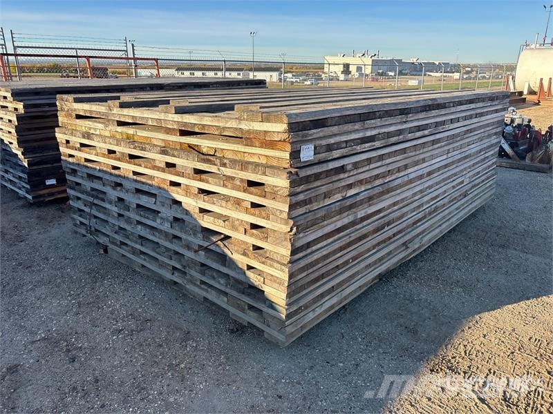 Quantity of (10) 7 ft x 12 ft 10 in x 3 in Wood Ma Accessoires et pièces pour foreuse