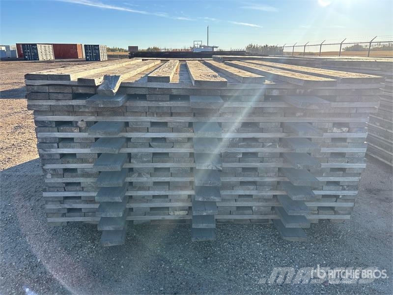 Quantity of (10) 7 ft x 12 ft 10 in x 3 in Wood Ma Accessoires et pièces pour foreuse