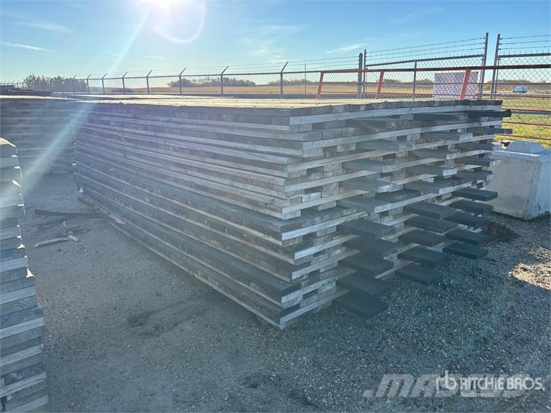 Quantity of (10) 7 ft x 12 ft 10 in x 3 in Wood Ma Accessoires et pièces pour foreuse