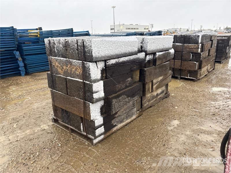 Quantity of 10 in x 10 in Pipe Skid Storage Dunnag Sonstige Baumaschinen