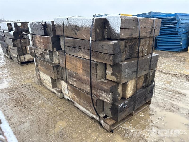 Quantity of 10 in x 10 in Pipe Skid Storage Dunnag Sonstige Baumaschinen