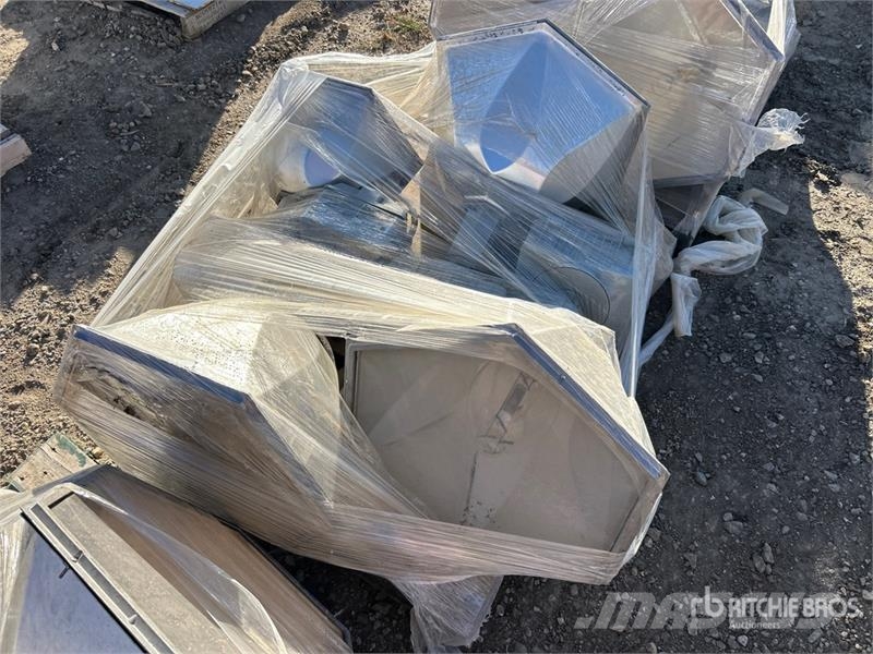  Quantity of (10) Lighting Fixtures مكونات أخرى