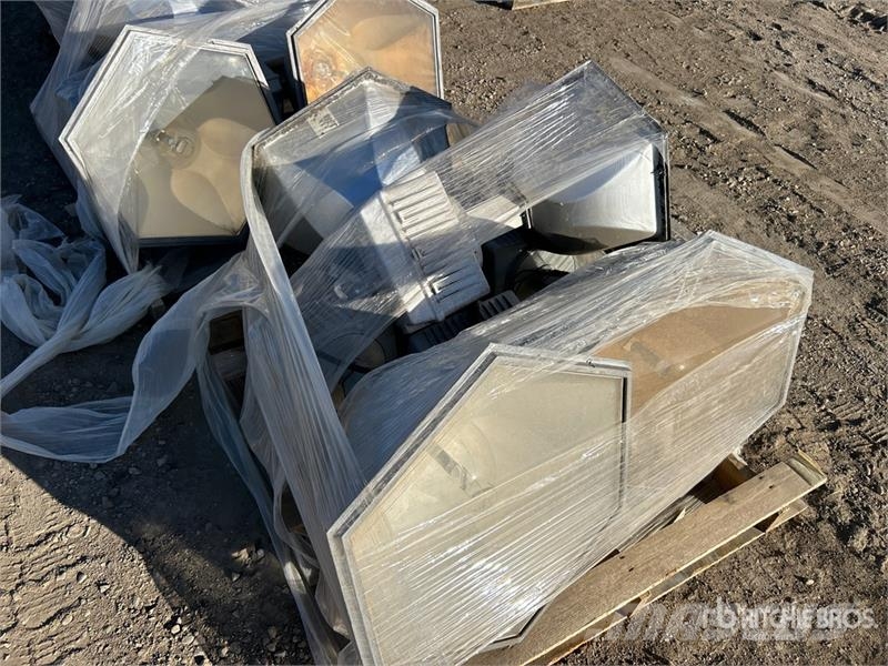  Quantity of (10) Lighting Fixtures مكونات أخرى