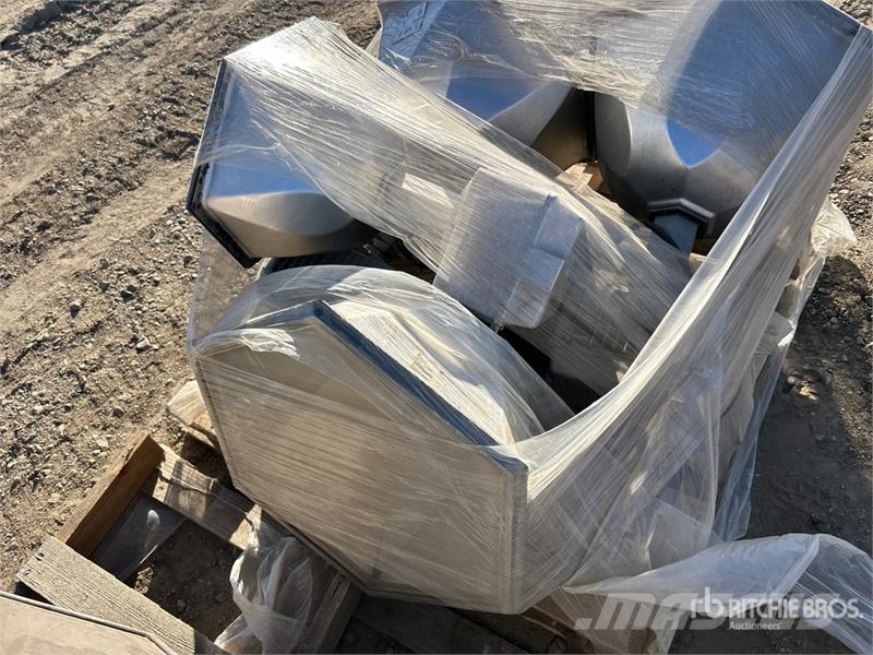  Quantity of (10) Lighting Fixtures مكونات أخرى