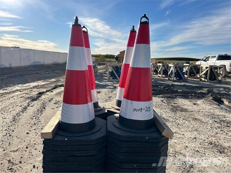  Quantity of (100) 27 In Reflective Traffic Cones ( Polovni buldožeri za polaganje cevi