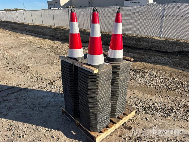  Quantity of (100) 27 In Reflective Traffic Cones ( Polovni buldožeri za polaganje cevi