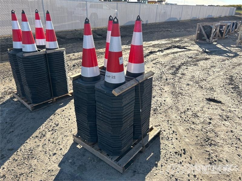  Quantity of (100) 27 In Reflective Traffic Cones ( Polovni buldožeri za polaganje cevi