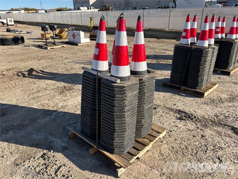  Quantity of (100) 27 In Reflective Traffic Cones ( Polovni buldožeri za polaganje cevi