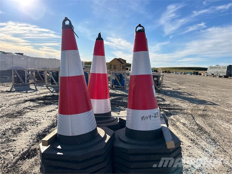  Quantity of (100) 27 In Reflective Traffic Cones ( Polovni buldožeri za polaganje cevi
