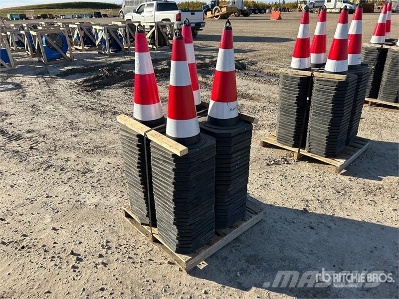 Quantity of (100) 27 In Reflective Traffic Cones ( Polovni buldožeri za polaganje cevi