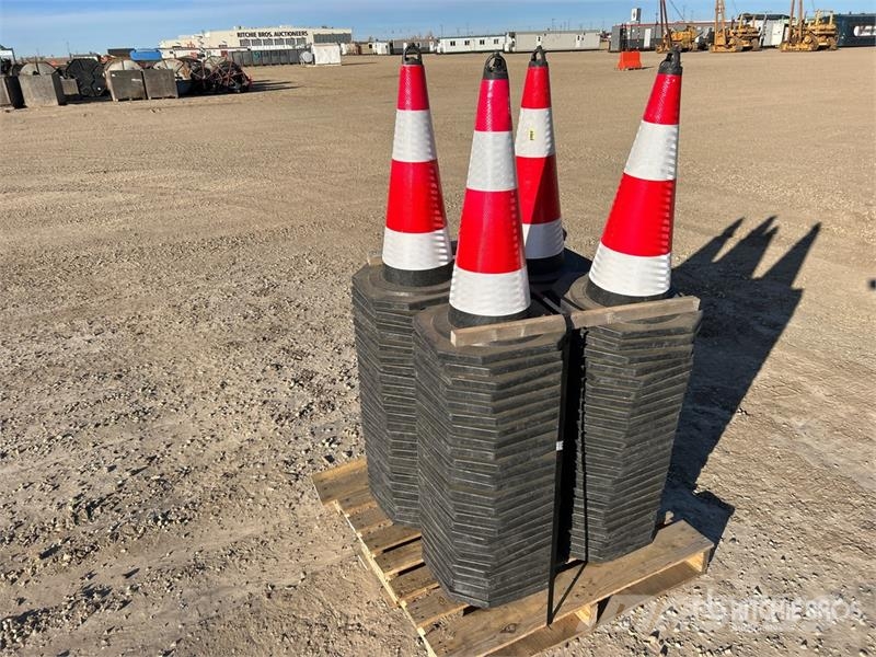  Quantity of (100) 27 In Reflective Traffic Cones ( Polovni buldožeri za polaganje cevi
