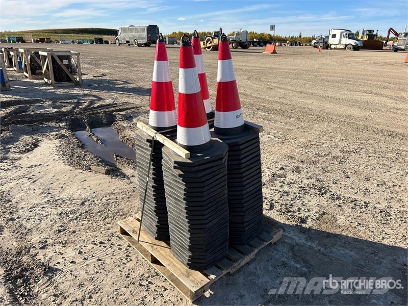  Quantity of (100) 27 In Reflective Traffic Cones ( Polovni buldožeri za polaganje cevi