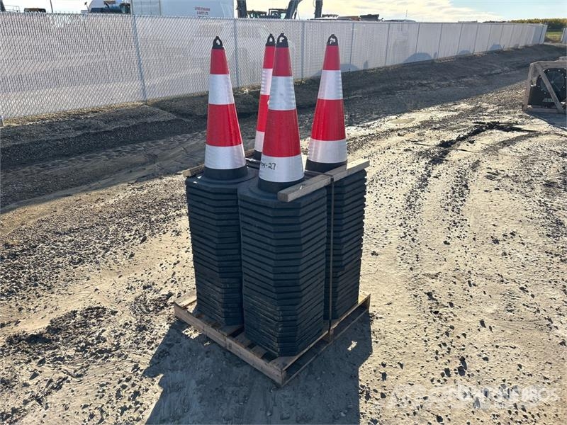  Quantity of (100) 27 In Reflective Traffic Cones ( Polovni buldožeri za polaganje cevi