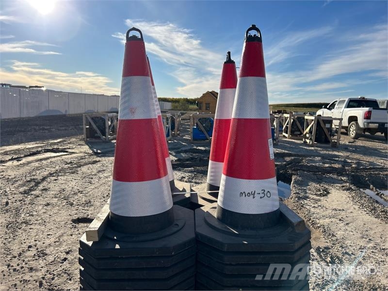 Quantity of (100) 27 In Reflective Traffic Cones ( Slagači cijevi