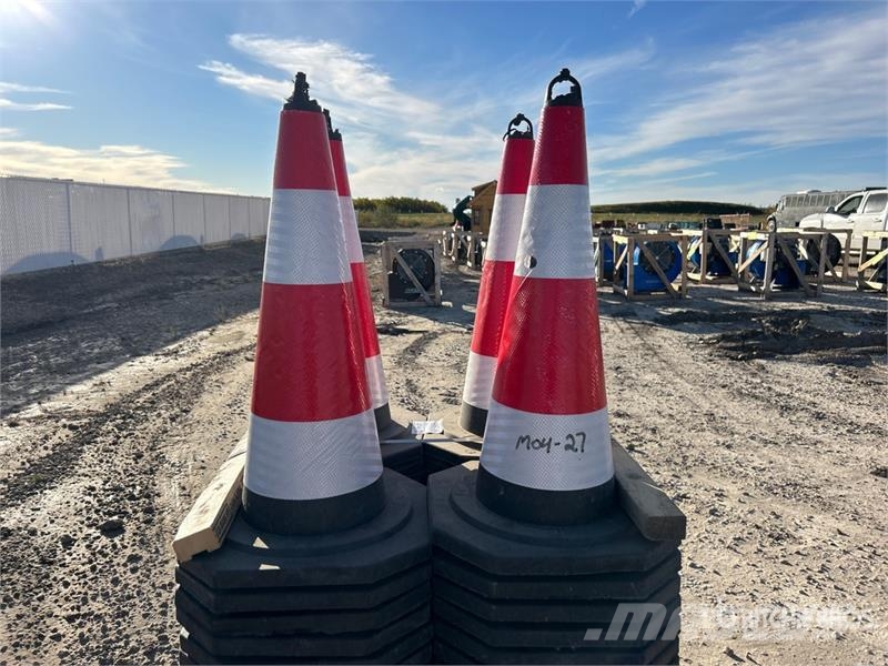  Quantity of (100) 27 In Reflective Traffic Cones ( Polovni buldožeri za polaganje cevi